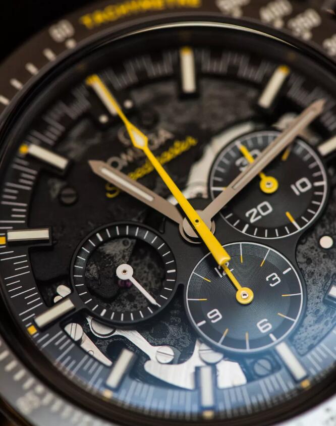 The dial is made from black zirconium oxide ceramic and designed in a uneven visual effect.