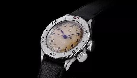 The antique Omega looks elegant and mild which is quite different from modern models.