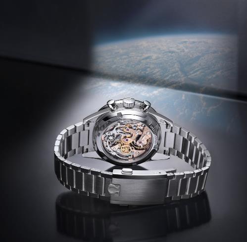 The precise fake watch is equipped with caliber 321.